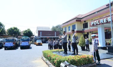 Sambut-HUT-Humas-Polri-ke-–-72-Bidhumas-Polda-Jatim-dan-Jajaran-Salurkan-624-Ribu-Liter-Air-Bersih-untuk-Warga